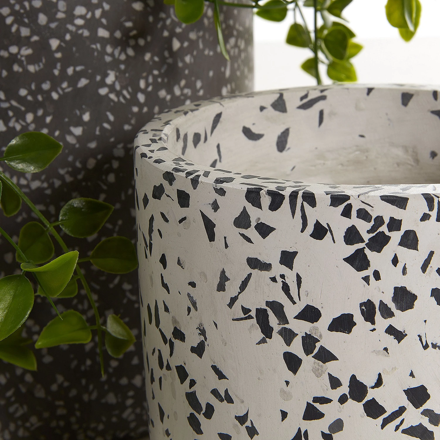 Twentyfour Pflanzkübel Laure I (2-teilig) - Terrazzo - Weiß / Schwarz 6 Twentyfour Pflanzkübel Laure I (2-teilig) - Terrazzo - Weiß / Schwarz – Bild 4