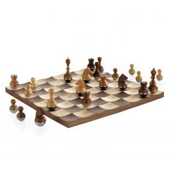 Umbra Schach-Set Wobble - Zink - Walnut - 37,795cm x 11,43cm x 37,795cm 31 Umbra Schach-Set Wobble - Zink - Walnut - 37,795cm x 11,43cm x 37,795cm -Günstiges Deko Geschäft 1000317002 220112 13103500242 DETAILS P000000001000317002