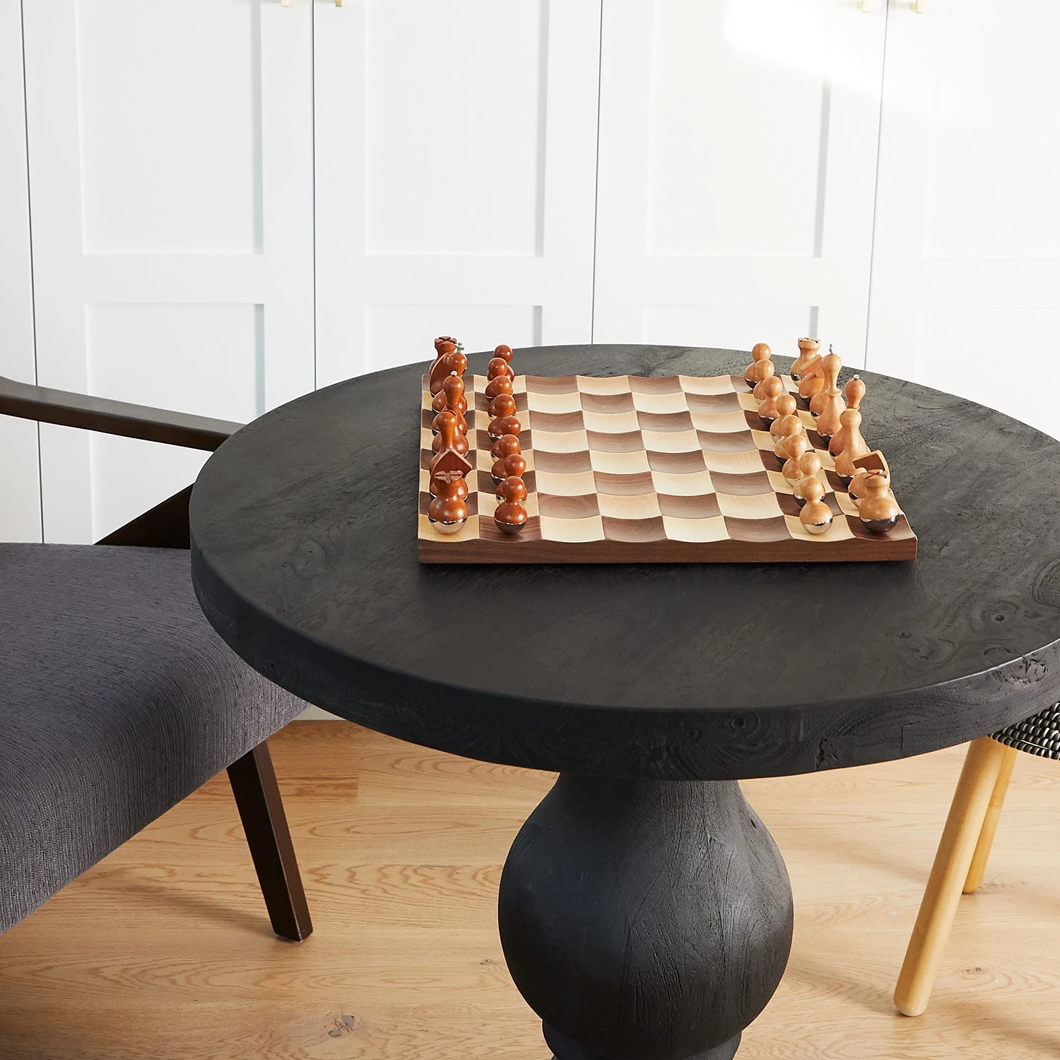 Umbra Schach-Set Wobble - Zink - Walnut - 37,795cm x 11,43cm x 37,795cm 14 Umbra Schach-Set Wobble - Zink - Walnut - 37,795cm x 11,43cm x 37,795cm – Bild 12