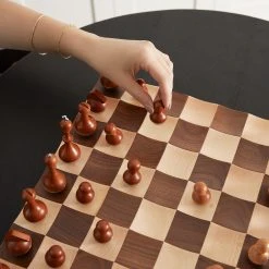 Umbra Schach-Set Wobble - Zink - Walnut - 37,795cm x 11,43cm x 37,795cm 37 Umbra Schach-Set Wobble - Zink - Walnut - 37,795cm x 11,43cm x 37,795cm -Günstiges Deko Geschäft 1000317002 220112 13103500254 DETAILS P000000001000317002