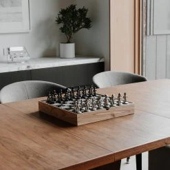 Umbra Schach-Set Natural - Zinn / Eisen - Natura - 35,255cm x 5,715cm x 35,56cm 34 Umbra Schach-Set Natural - Zinn / Eisen - Natura - 35,255cm x 5,715cm x 35,56cm -Günstiges Deko Geschäft 1000317009 220112 13113900380 DETAILS P000000001000317009