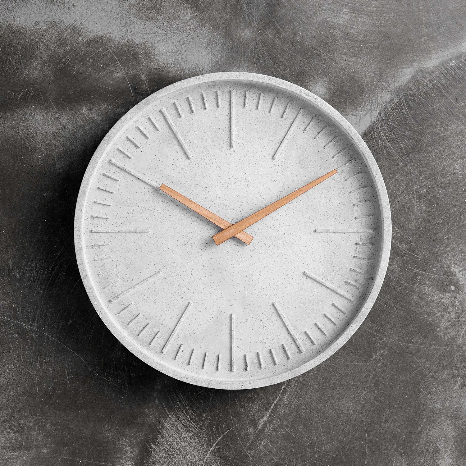 Butlers Wanduhr WALL COUTURE - Polyresin - Grau 4 Butlers Wanduhr WALL COUTURE - Polyresin - Grau – Bild 2