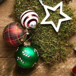 Butlers Kugel HANG ON Candy Canes - Klarglas - Grün -Günstiges Deko Geschäft 1000365379 220728 021 MOOD DETAILS P000000001000365379 mood