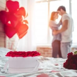 Relaxdays Weiße Rosenbox mit 18 Rosen -Günstiges Deko Geschäft 65e559a7102848b78a17b1deff71eb0f