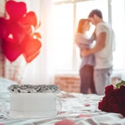 Relaxdays Weiße Rosenbox mit 18 silbernen Rosen -Günstiges Deko Geschäft a5d900a985844b56a465612606107ae7