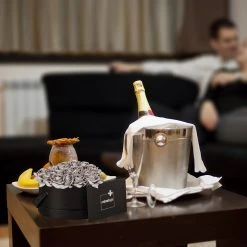 Relaxdays Schwarze Rosenbox mit 18 silbernen Rosen -Günstiges Deko Geschäft b9bc2199963b4d71980eaaec922be876