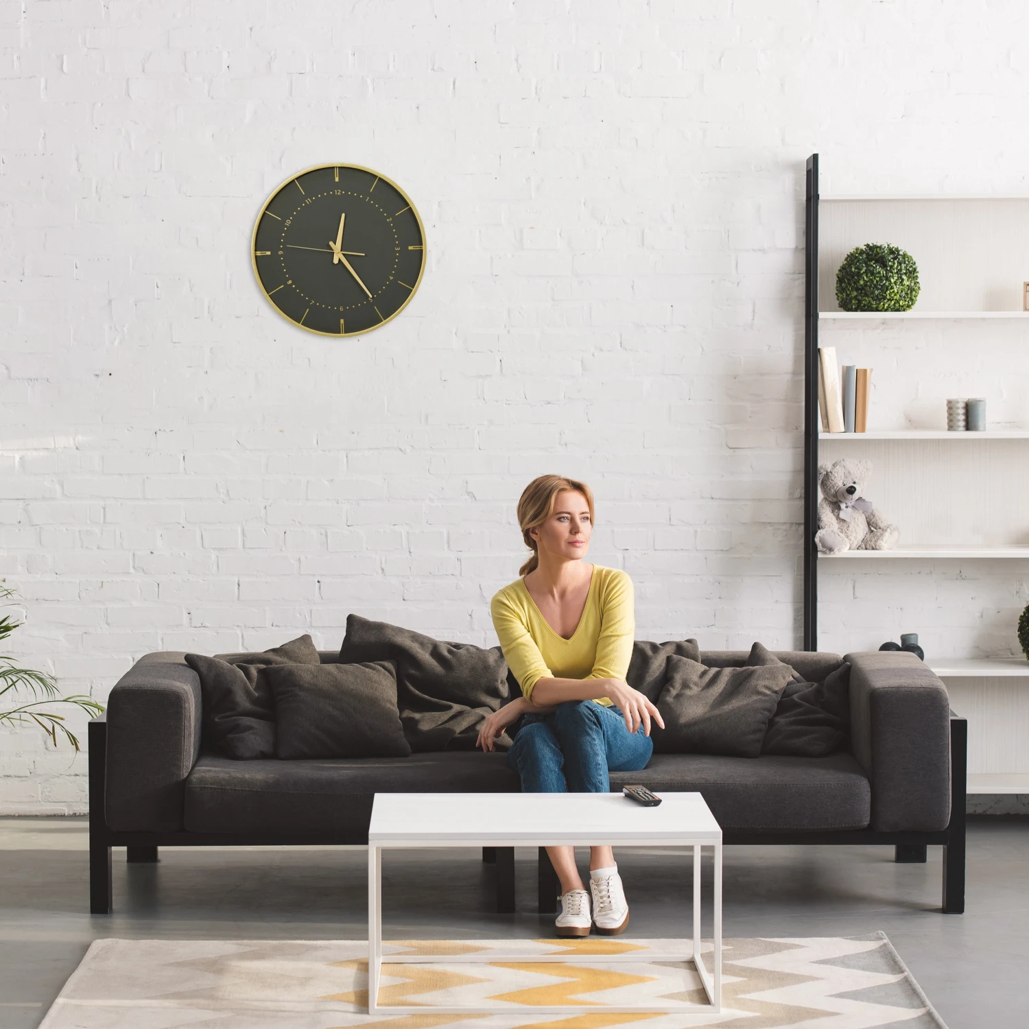 Relaxdays Wanduhr schwarz/gold 5 Relaxdays Wanduhr schwarz/gold – Bild 3